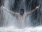 الهروب إلى الشلالات.. موجة حر شديدة تضرب ماليزيا 
