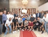 محافظ بورسعيد يستقبل مجلس المصري ويصرف مكافأة للاعبين والجهاز الفني