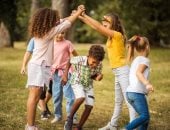 ماذا تفعلين إذا كان أصدقاء طفلك يرفضون اللعب معه؟.. نصائح للحفاظ على نفسيته
