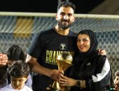 عصام ثروت يحتفل مع زوجته وابنه بتتويج المصرى بكأس عاصمة مصر