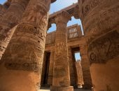 سحر النقوش والألوان على جدران صالة الأعمدة بالكرنك تبهر سياح العالم