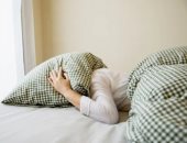 لو بتقلق من نومك الساعة 2 و3 الصبح من غير سبب.. اعرف السر والحل