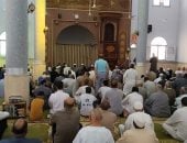لحظة وصول جثمان عبد العزيز مخيون لأداء صلاة الجنازة بمسقط رأسه بالبحيرة
