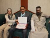 محافظة سوهاج تكرم البطل عادل عبد العال لإنقاذه 6 شباب من حريق بطما..فيديو