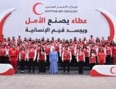 السيدة انتصار السيسى تشهد مع متطوعى الهلال الأحمر وصول مساعدات غزة مليون طن