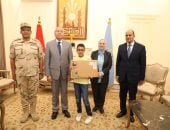 ​محافظ القاهرة يستجيب لرغبة طالب من ذوي الهمم ويهديه لابتوب
