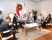 وزير الصناعة يبحث مع سفير فرنسا بناء القدرات المحلية  ونقل التكنولوجيا