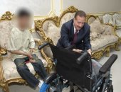 محافظ بورسعيد يمنح مواطن كرسى كهربائى متحرك لتلبية احتياجاته اليومية