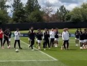 العميد وصلاح ولاعبي المنتخب يحيون الجماهير المصرية بملعب التدريب في أمريكا.. فيديو