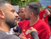 محمد صلاح يلبى طلبات الجماهير المصرية فى أمريكا.. فيديو
