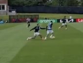 محمد صلاح يضع إمام عاشور فى موقف محرج بسبب ترقيصة بمران المنتخب.. فيديو