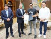 محافظ المنوفية يسلم 20 عقد تقنين جديد لأراضي أملاك الدولة للمواطنين