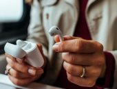 كيفية إعادة تشغيل سماعات AirPods ومتى تحتاج إلى ذلك؟