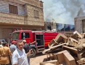 بسبب ماس كهربائي.. السيطرة على حريق بمزرعة دواجن بداخلها ورشة نجارة ببنها
