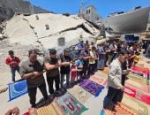الفلسطينيون يؤدون صلاة الجمعة على أطلال المنازل المدمرة بغزة