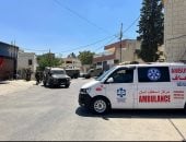 جرح 4 فلسطينيين وإغلاق طريق خلال اعتداءات للمستوطنين غرب رام الله