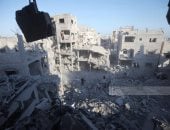دمار واسع في مخيم المغازي جراء غارات إسرائيلية متواصلة على قطاع غزة