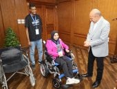 محافظ السويس يسلم فتاة من ذوي الهمم كرسيًا كهربائيًا استجابة لطلب إنساني