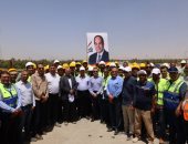 وزير النقل يُكافئ مهندسي وعمال محور دراو بأسوان.. ويؤكد: الصعيد يشهد طفرة