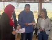 خلال تفقده منتزه إدكو.. رئيس الوزراء يمازح طلاب بورشة "اليوسي ماس" بعملية حسابية معقدة