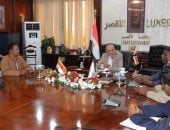 محافظ الأقصر يستقبل وفدًا من أهالي قرية الحبيل لبحث مطالب المواطنين