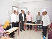 مدير تعليم سوهاج يتابع أعمال تصحيح الشهادة الإعدادية ويؤكد الالتزام بالدقة