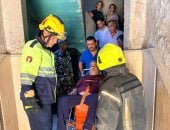 الحماية المدنية تساعد فى إنزال مريض وزنه 150 كيلو من عقار ونقله للمستشفى