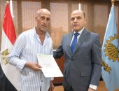 محافظ الغربية يُسلّم 22 عقد تقنين لأراضي أملاك الدولة