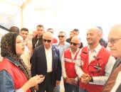 محافظ شمال سيناء والقائم بأعمال السفير الأمريكى يتفقدان مخازن الهلال الأحمر