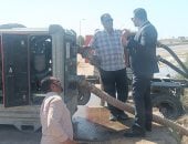 نائب محافظ السويس يشرف على رفع تجمعات المياه بطريق عيون موسى 