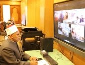 رئيس قطاع المعاهد الأزهرية يتابع امتحان الصرف من الغرفة المركزية 