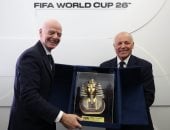 إنفانتينو يمنح أبو ريدة درع كأس العالم.. وتوت عنخ آمون هدية اتحاد الكرة لـ فيفا