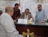 محافظ سوهاج يبحث شكاوى المواطنين ويوجه بسرعة الاستجابة لمطالبهم