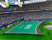 رفع علم السعودية لتجنب ملامسته الأرض فى مشهد استثنائي بمونديال 2026