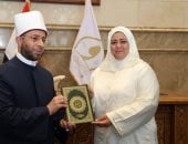 وزير الأوقاف يكرم الحاجة وفاء محمد أبو سنة تقديرًا لعطائها في خدمة القرآن الكريم