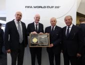 إنفانتينو يهدى أبو ريدة تذكار كأس العالم باسم الرئيس السيسى