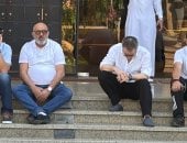 الحزن يخيم على جنازة محمد مرزبان وإسماعيل فرغلى وصبحى خليل فى انتظار الجثمان.. صور 