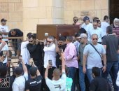 تشييع جثمان محمد مرزبان بحضور المقربين لدفنه بمقابر الأسرة.. صور 