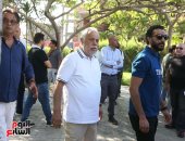 أشرف زكى وسلوى محمد على يصلان مسجد حسن الشربتلى استعدادًا لجنازة محمد مرزبان