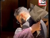 عرفت تربى.. خريج هندسة يفاجئ والدته في مكان عملها.. ومشهد مؤثر يخطف القلوب