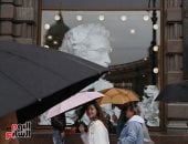 سانت بطرسبرج تحت الأمطار.. السكان يخرجون للاستمتاع بالأجواء المعتدلة