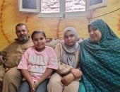 مريم السيد جميل كفيفة تغلبت على إعاقتها وحصدت المركز الثانى بالشهادة الإعدادية الأزهرية بالشرقية.. كرمها شيخ الأزهر لتفوقها فى الشهادة الابتدائية.. وحافظة للقرآن الكريم بمساعدة والدها ووالدتها.. صور