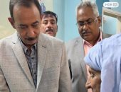محافظ سوهاج يستمع لمطلب مواطن خلال تفقده قافلة الأطراف الصناعية.. فيديو