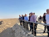 وزيرا النقل والكهرباء يتفقدان مواقع مشروعات طاقة الرياح بجبل سحابة وعتاقة