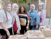 عودة الروح لصندوق الدنيا بـ«ستايل عصرى».. الأراجوز يثبت حضوره بين «جيل زد» بدروس فى الحياة وأغانى شعبية.. وطلاب يطرحون محافظ وحقائب جلدية مميزة تحاكى حضارات العالم داخل شارع الفن فى وسط البلد
