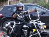 بدراجاتهم النارية.. أصدقاء الفنان الراحل محمد مرزبان يشاركون في عزائه.. فيديو وصور 
