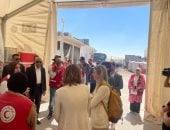 محافظ شمال سيناء يصطحب وفدا هولنديا لتفقد مخازن المساعدات الإنسانية بالعريش.. فيديو