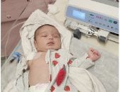 "شهر واحد من العمر.. ومعركة كاملة للحياة".. الرضيعة الفلسطينية بيلسان عيسى تنتظر قلبا قادرا على مواصلة النبض.. تقضى حياتها بين الأجهزة الطبية بعد إصابتها بانسداد الصمام الرئوى.. وتحتاج إلى جراحة عاجلة خارج غزة