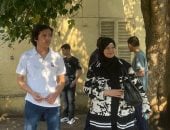 "حلمى أشوفه فى جامعة القاهرة".. جدة تساند حفيدها أمام لجان الثانوية العامة