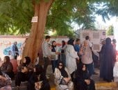 أولياء الأمور في انتظار أبنائهم أمام اللجان وسط أجواء من الترقب والدعاء